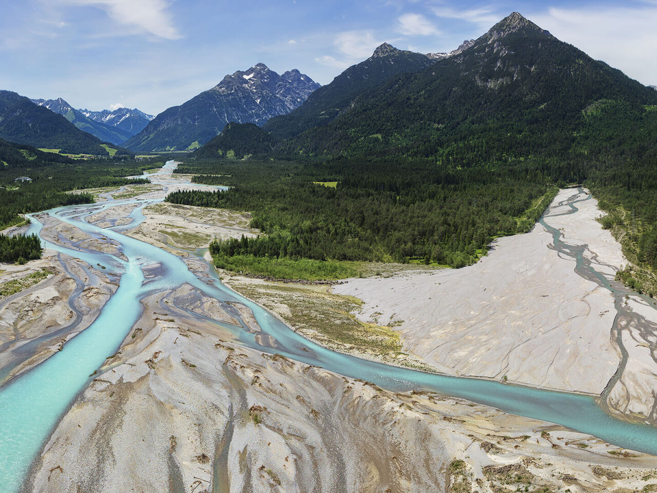 Il Lech color turchese nel paesaggio alpino